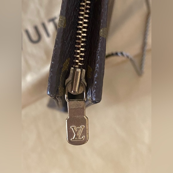 LV Toiletry 26 Monogram - Picture 4 of 15